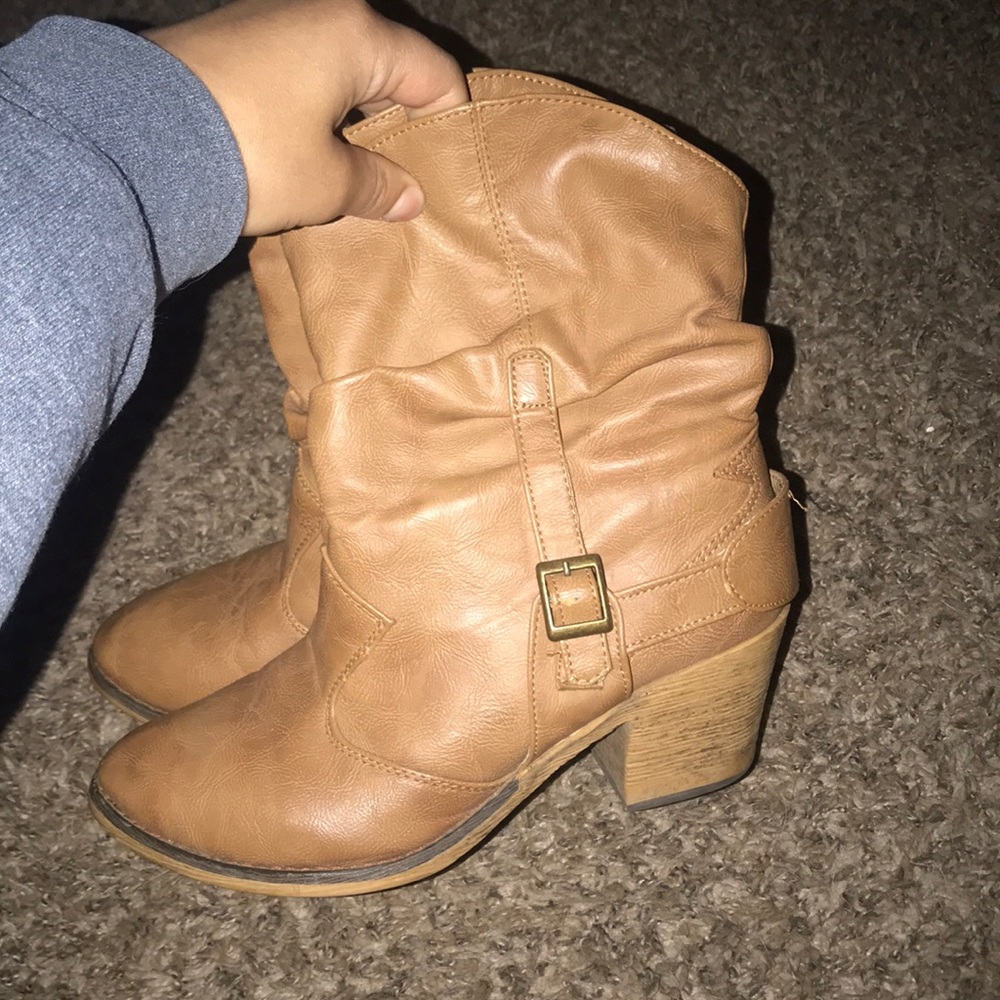 Brown high heeled/cowgirl boots